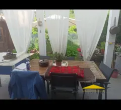 Nuova costruzione con giardino a massa centro