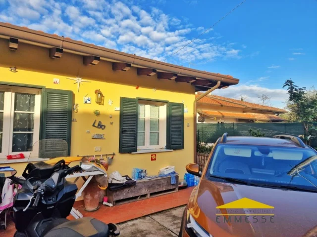Appartamenti in Vendita - Casa con giardino in vendita a marina di massa