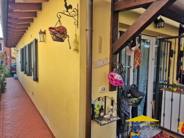 Appartamenti in Vendita - Casa con giardino in vendita a marina di massa