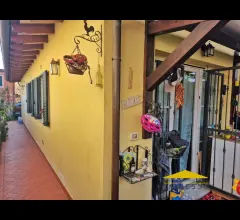 Appartamenti in Vendita - Casa con giardino in vendita a marina di massa