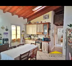 Appartamenti in Vendita - Casa con giardino in vendita a marina di massa