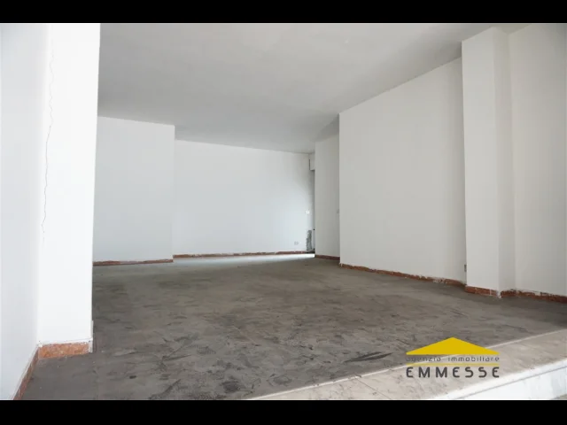Fondo commerciale in vendita ad avenza