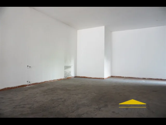 Appartamenti in Vendita - Fondo commerciale in vendita ad avenza