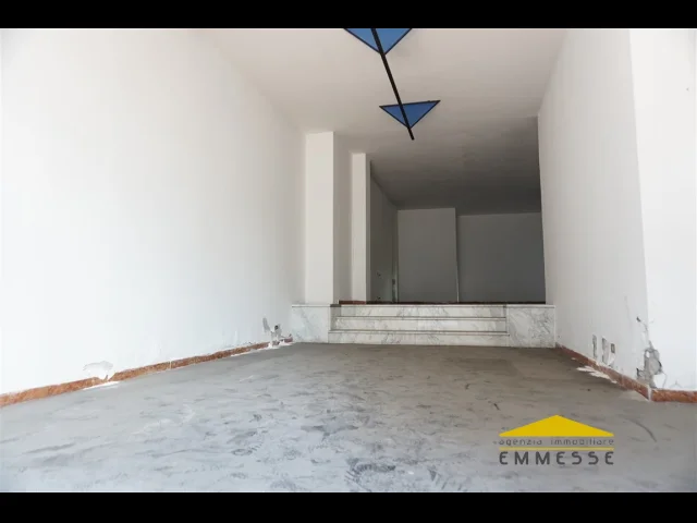 Appartamenti in Vendita - Fondo commerciale in vendita ad avenza