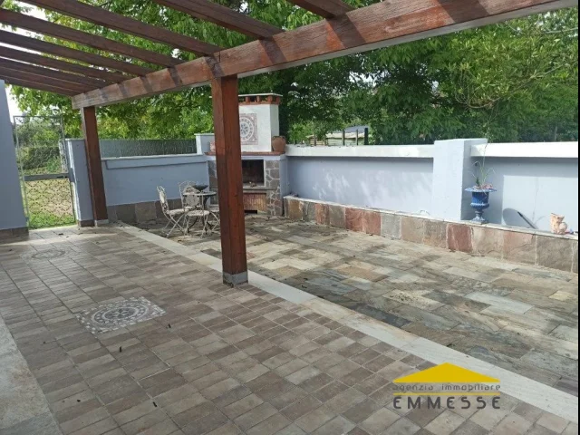 Appartamenti in Vendita - Casa indipendente con giardino in vendita a marina di massa