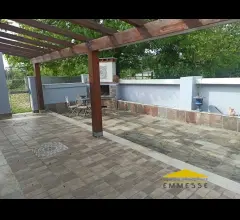 Appartamenti in Vendita - Casa indipendente con giardino in vendita a marina di massa