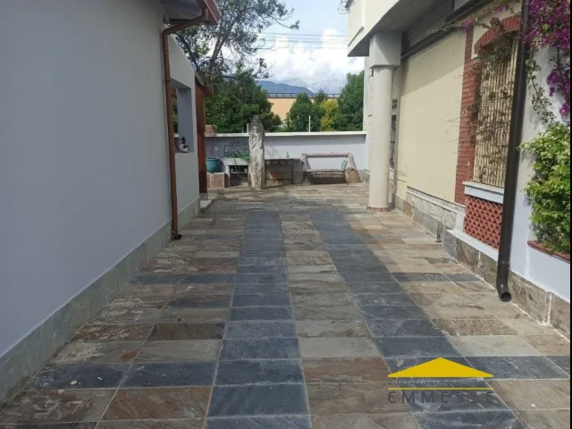 Appartamenti in Vendita - Casa indipendente con giardino in vendita a marina di massa