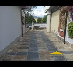 Appartamenti in Vendita - Casa indipendente con giardino in vendita a marina di massa