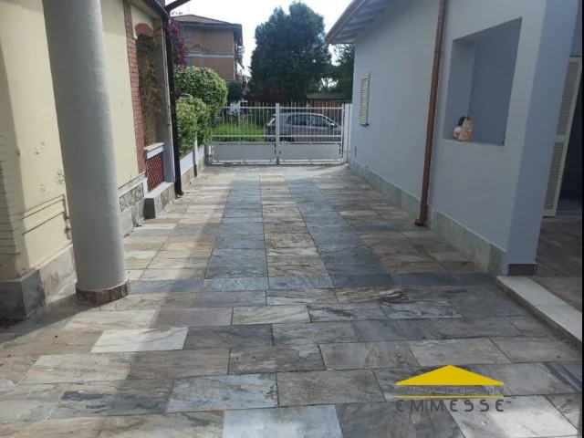 Appartamenti in Vendita - Casa indipendente con giardino in vendita a marina di massa