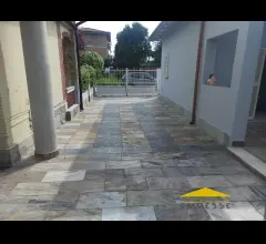 Appartamenti in Vendita - Casa indipendente con giardino in vendita a marina di massa