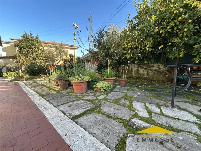 Appartamenti in Vendita - Villa singola con giardino in vendita a massa