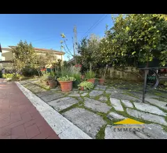 Appartamenti in Vendita - Villa singola con giardino in vendita a massa