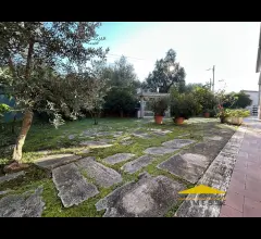 Appartamenti in Vendita - Villa singola con giardino in vendita a massa