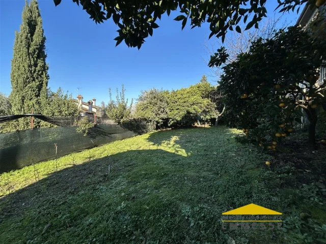 Appartamenti in Vendita - Villa singola con giardino in vendita a massa