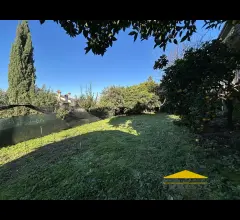 Appartamenti in Vendita - Villa singola con giardino in vendita a massa