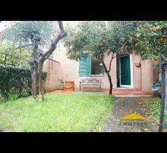 Appartamenti in Vendita - Casa con giardino in vendita a massa