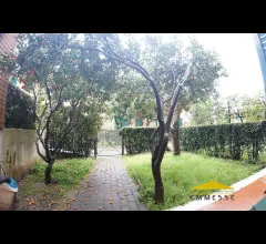 Appartamenti in Vendita - Casa con giardino in vendita a massa