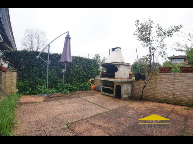 Appartamenti in Vendita - Casa con giardino in vendita a massa