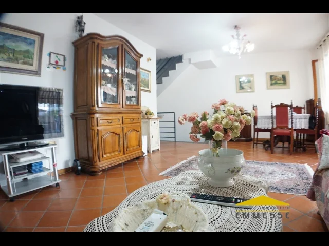 Appartamenti in Vendita - Casa con giardino in vendita a massa