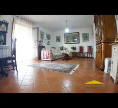 Appartamenti in Vendita - Casa con giardino in vendita a massa