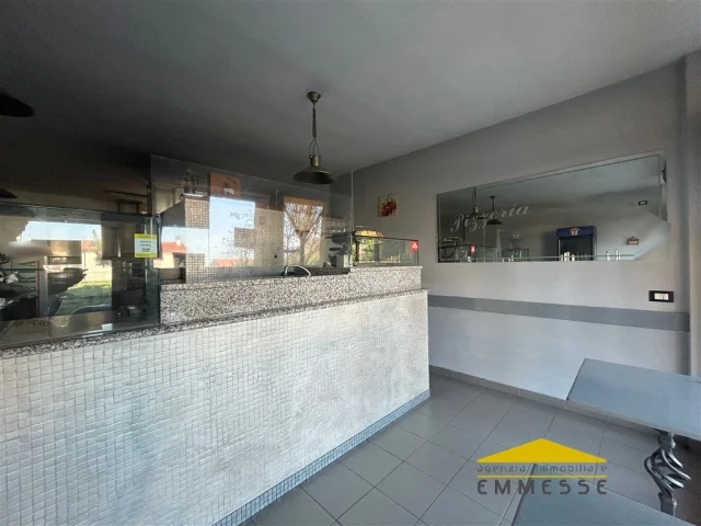 Fondo commerciale per pizzeria in vendita a montignoso