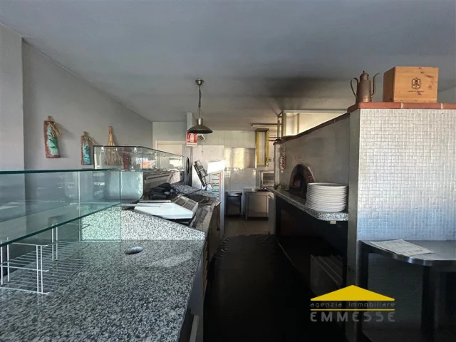 Appartamenti in Vendita - Fondo commerciale per pizzeria in vendita a montignoso