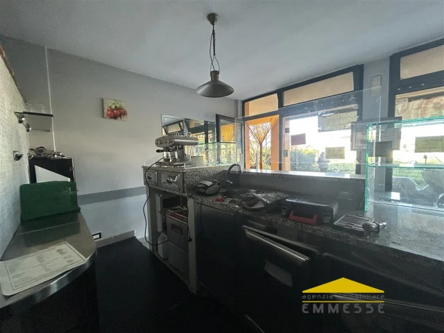 Appartamenti in Vendita - Fondo commerciale per pizzeria in vendita a montignoso