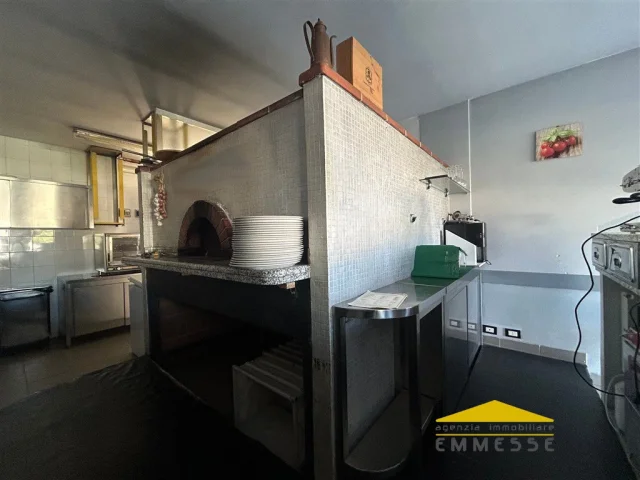 Appartamenti in Vendita - Pizzeria al taglio e da asporto