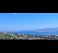 Camaro, panoramico e pianeggiante terreno con deposito