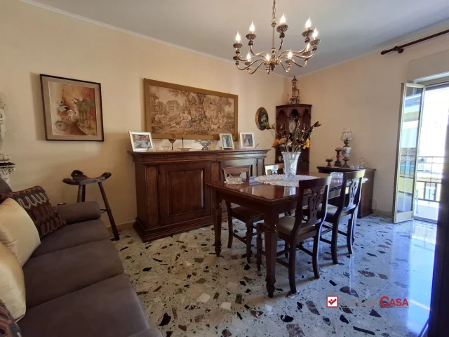 Appartamenti in Vendita - Luminoso trivani villaggio aldisio
