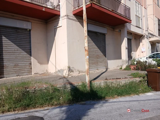 Appartamenti in Vendita - Locale commerciale vill. svizzero