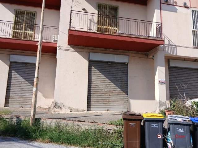 Appartamenti in Vendita - Locale commerciale vill. svizzero