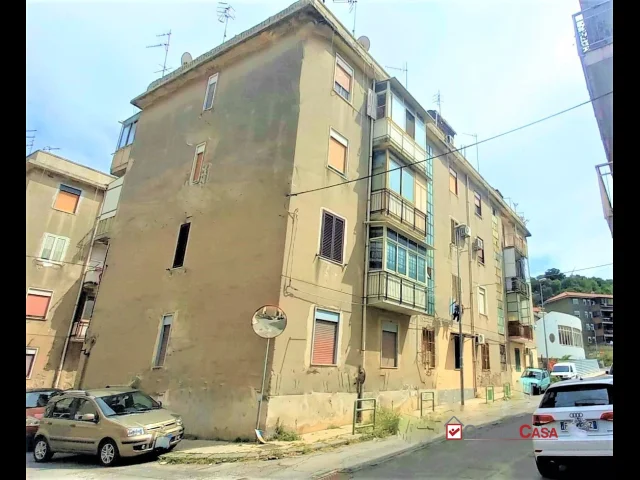 Appartamenti in Vendita - Pressi salita per messina2,comodo 3 vani e servizi