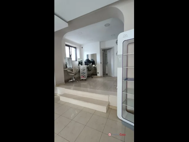 Appartamenti in Vendita - Provinciale locale commerciale 2 luci