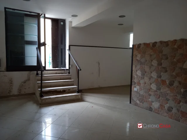 Appartamenti in Vendita - Bottega piano terra zonatremestieri
