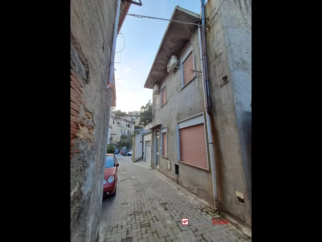 Appartamenti in Vendita - Soluzione indipendente su 2 livelli località montagnareale