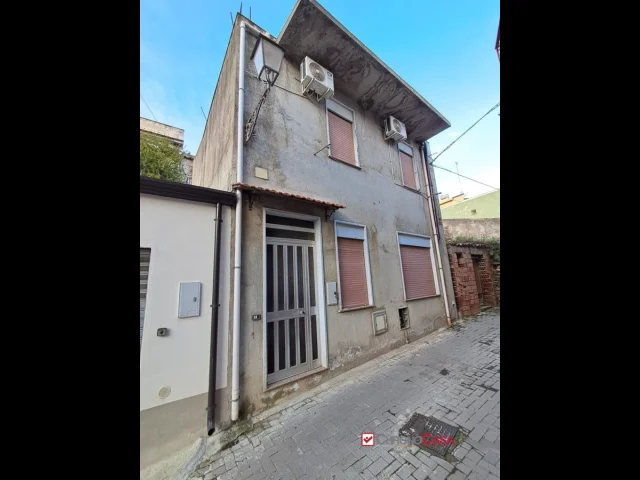 Appartamenti in Vendita - Soluzione indipendente su 2 livelli località montagnareale