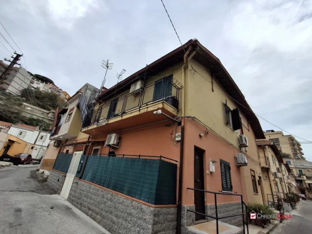 Appartamenti in Vendita - Viale italia, casa indipendente su 2 piani