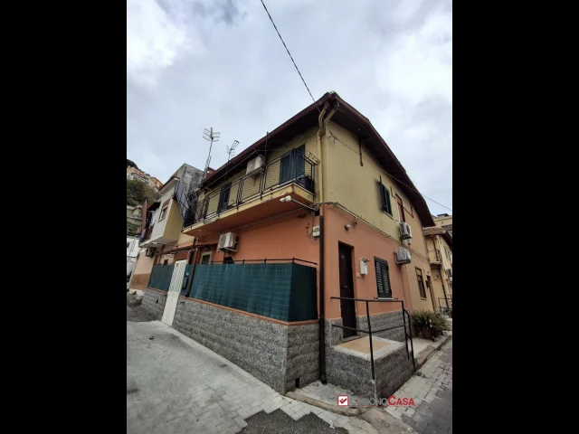 Appartamenti in Vendita - Viale italia, casa indipendente su 2 piani