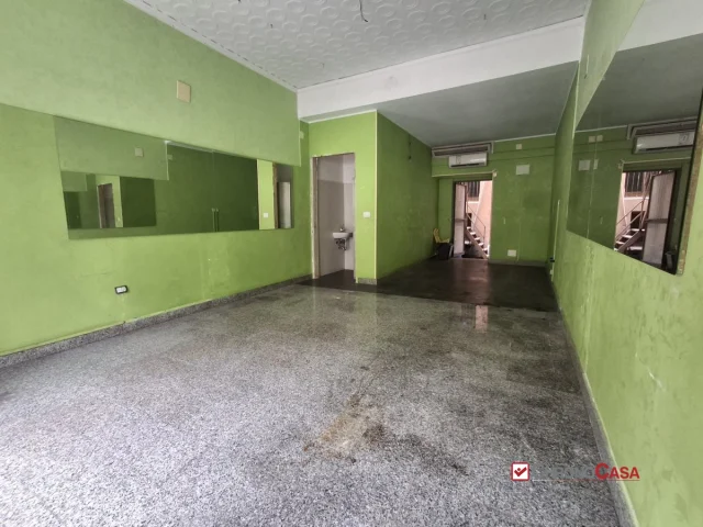 Appartamenti in Vendita - Bottega ad una luce con soppalco via placida