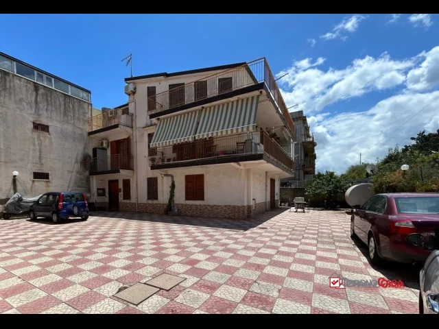 Ampio quadrivani a pochi metri dal mare