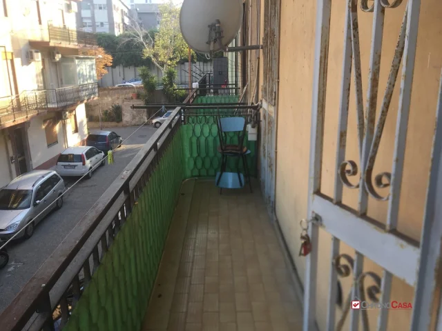 Appartamenti in Vendita - Gazzi, fronte policlinico, 3 vani cucina e wc