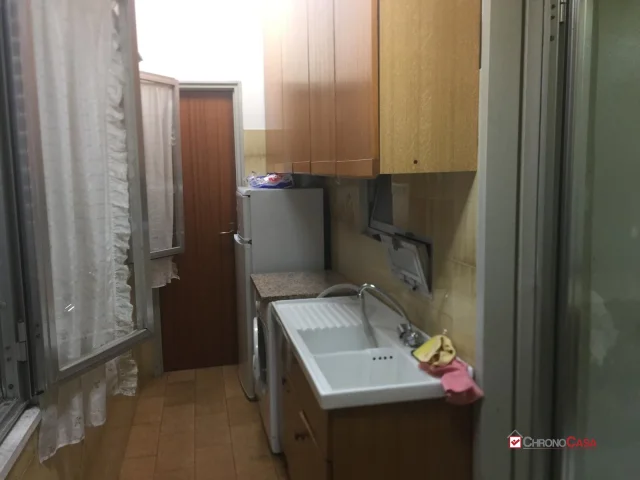 Appartamenti in Vendita - Gazzi, fronte policlinico, 3 vani cucina e wc
