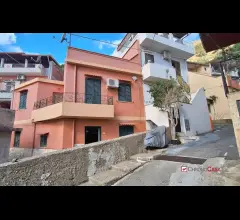 Bordonaro,pressi capolinea bus, semindipendente con terrazzo
