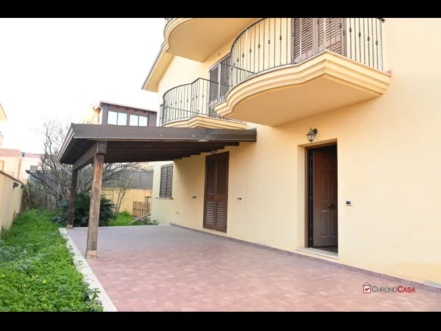 Appartamenti in Vendita - Villa singola su 3 piani. ideale a strutture ricettive