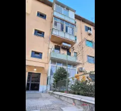 Appartamenti in Vendita - Pressi policlinico,1 grande camera e servizi a studentessa