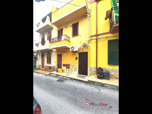 Villafranca, indipendente su 2 livelli 3 vani 2wc e terrazza