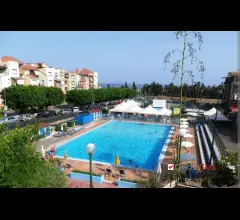 Appartamenti in Vendita - G.naxos, ''les roches noires'',monovano e servizi uso estivo