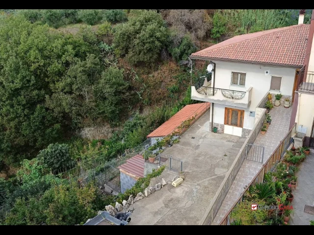 Appartamenti in Vendita - Ali',villa indipendente con ampio terreno, ottime condizioni