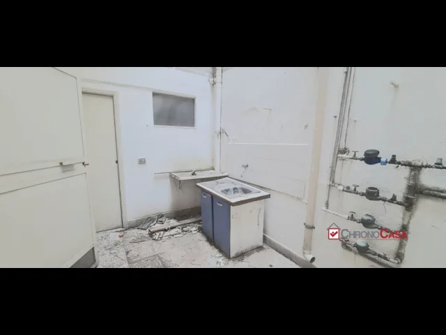 Appartamenti in Vendita - Deposito su strada trmestieri, pressi chiesa